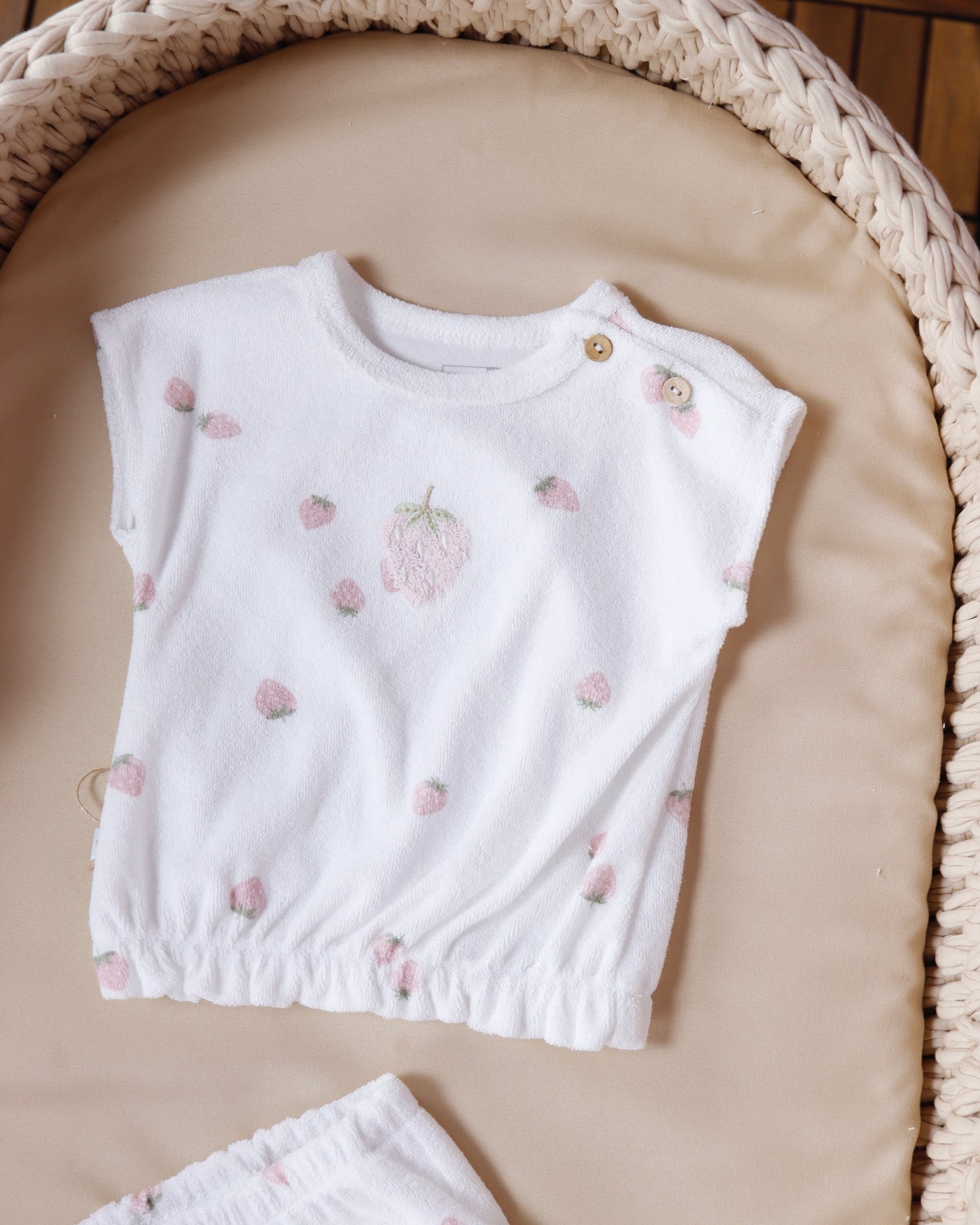 طقم صيفي برسمة الفراولة قطعتين - الأبيض🍓