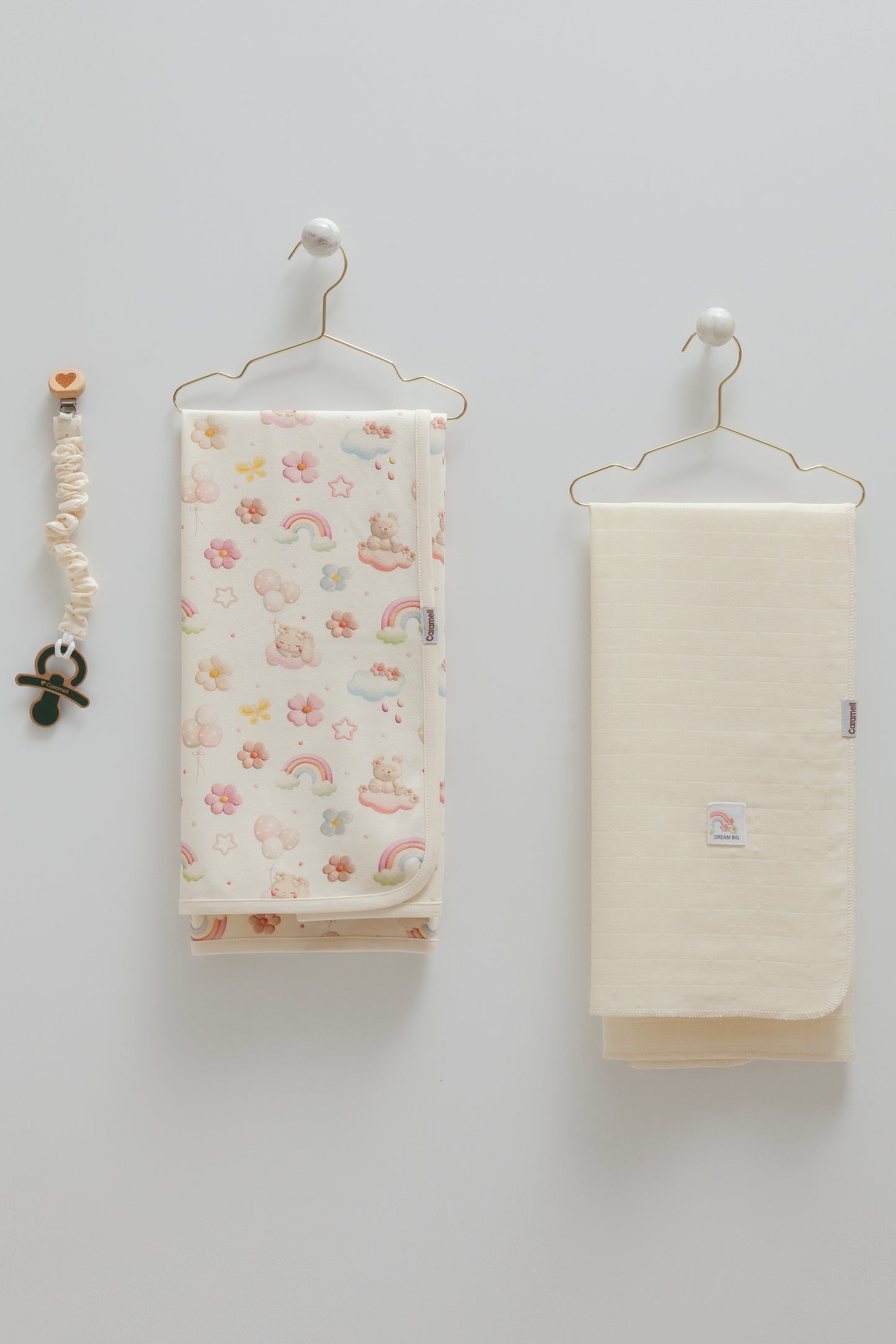 طقم كوفليتين قطن و موسيلين مع تعليقة لهاية💕🧸