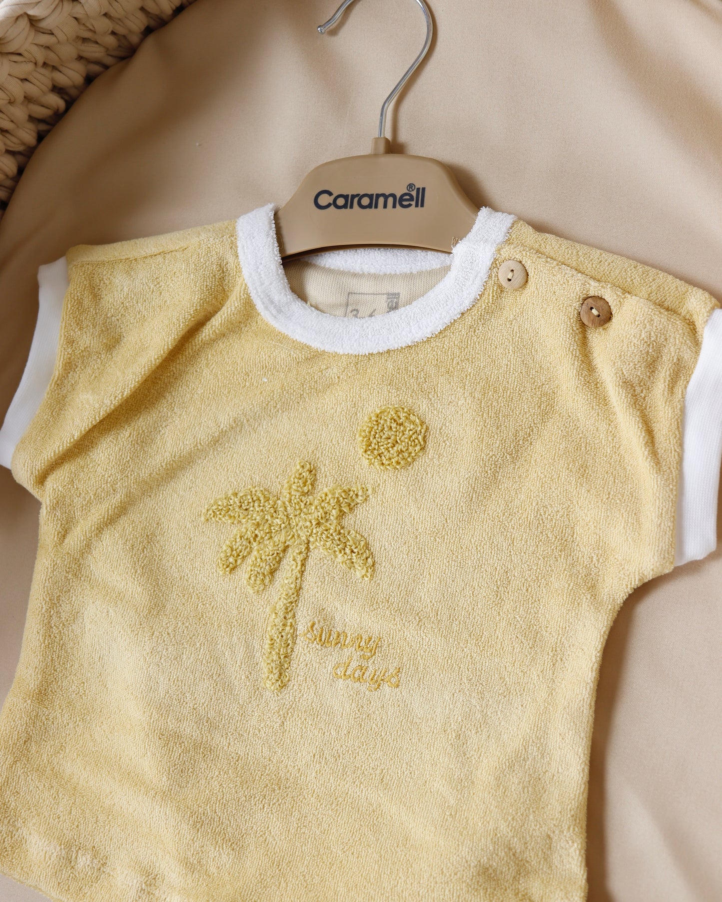 طقم صيفي برسمة النخيل باللون الاصفر🌴