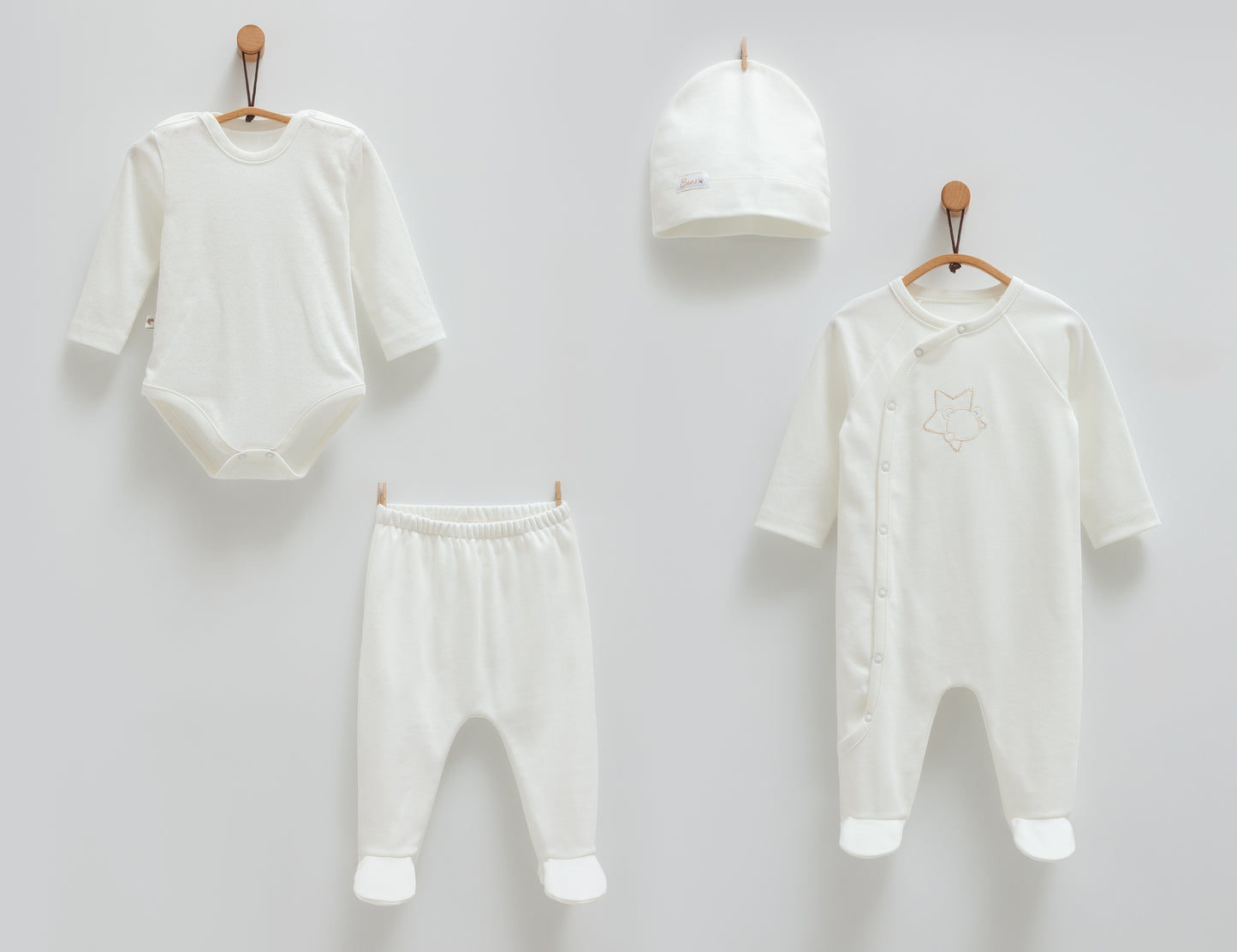 طقم بيبي ٤ قطع🪡قطن طبيعي ١٠٠٪ أبيض