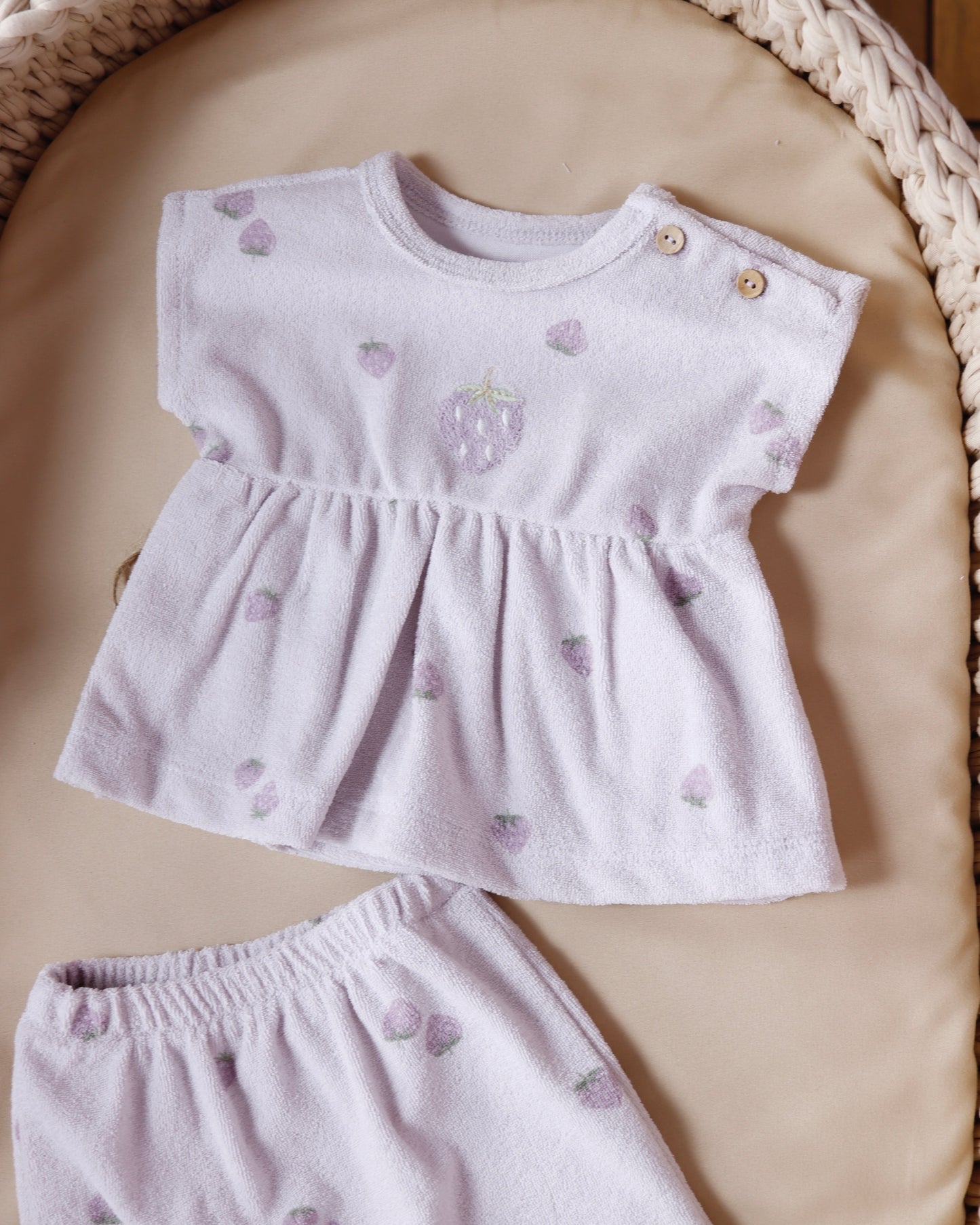 طقم صيفي برسمة الفراولة - النهدي🍓