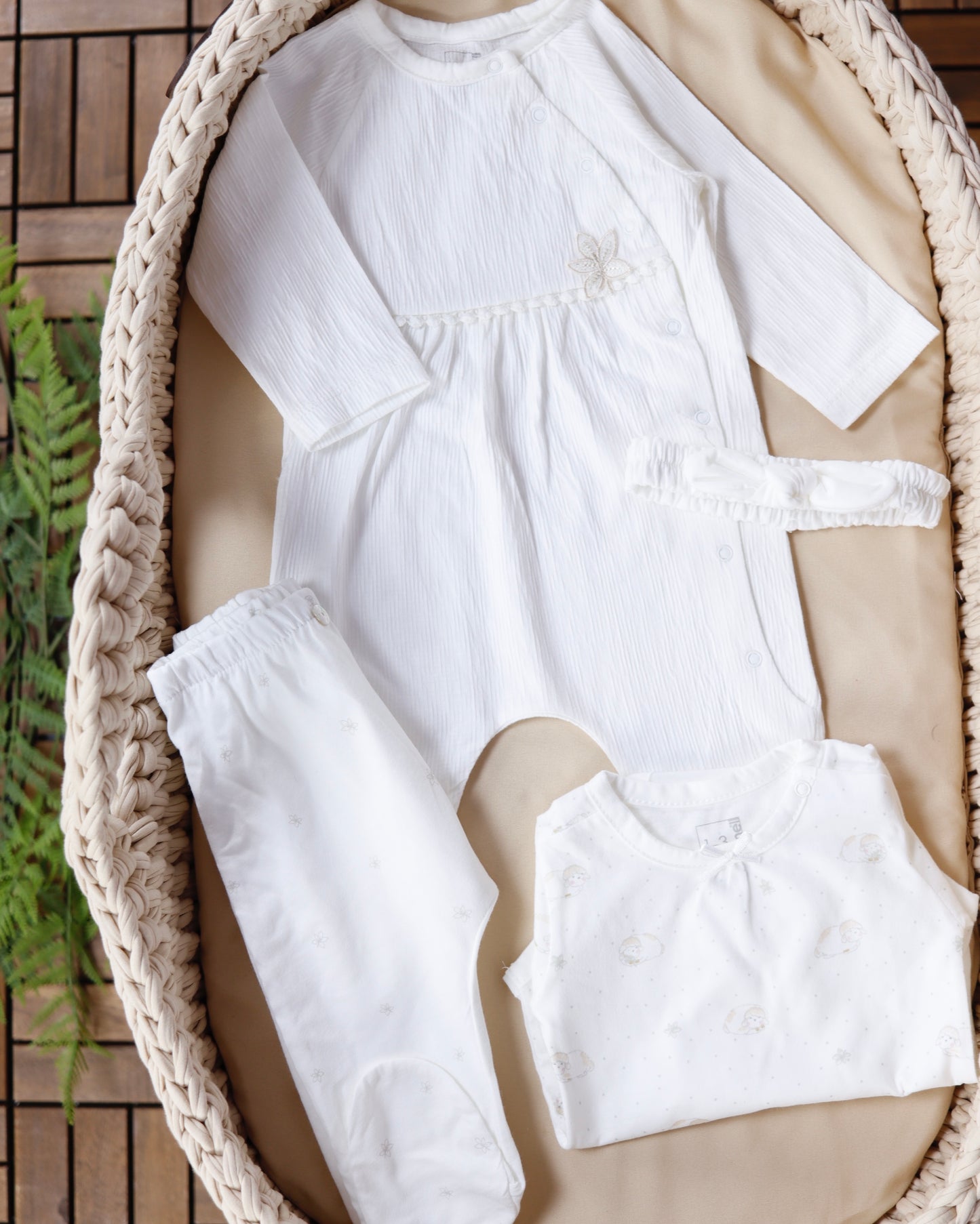 طقم بيبي قطن ١٠٠٪‏ ٤ قطع ١-٣ أشهر ايفوري