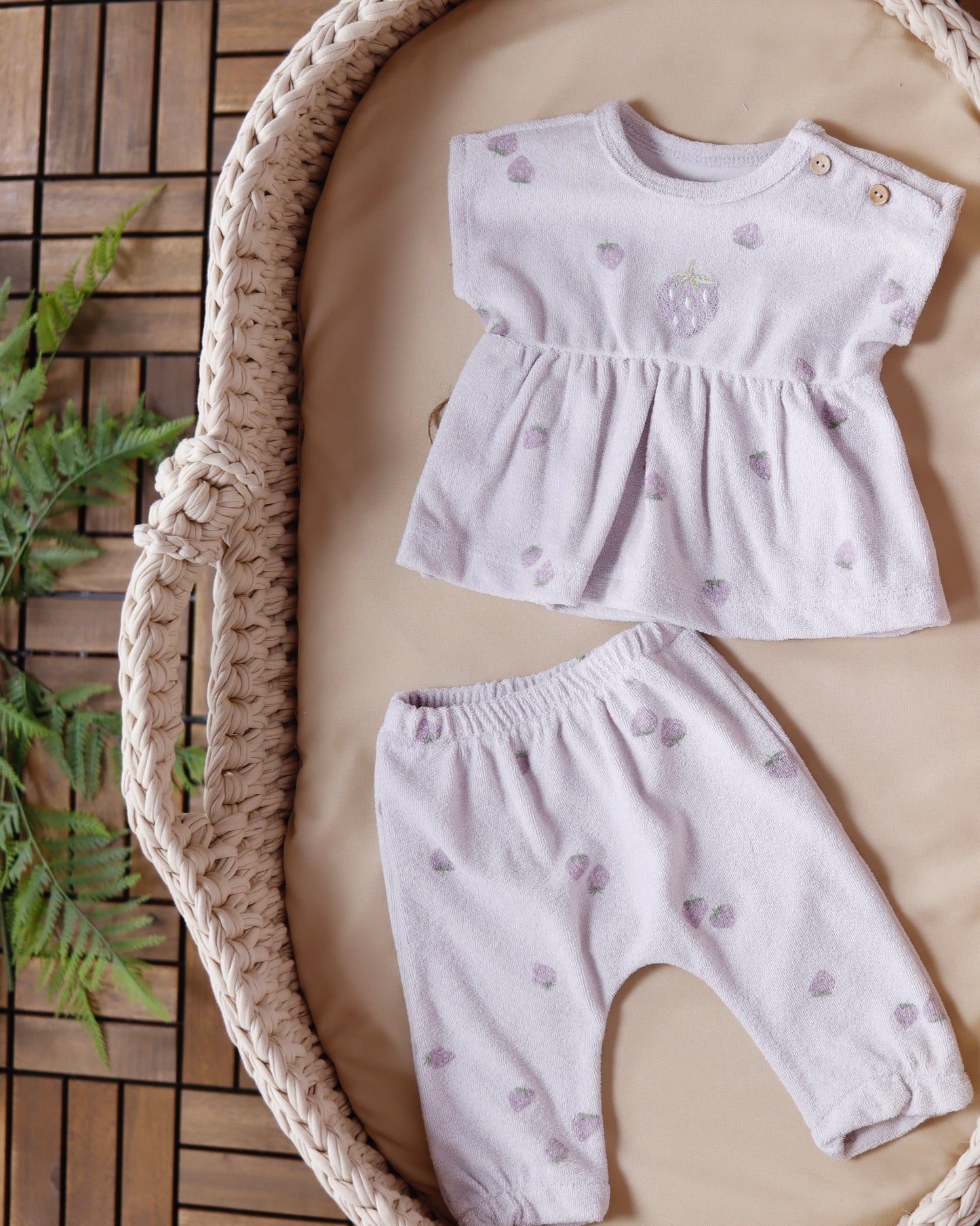 طقم صيفي برسمة الفراولة - النهدي🍓