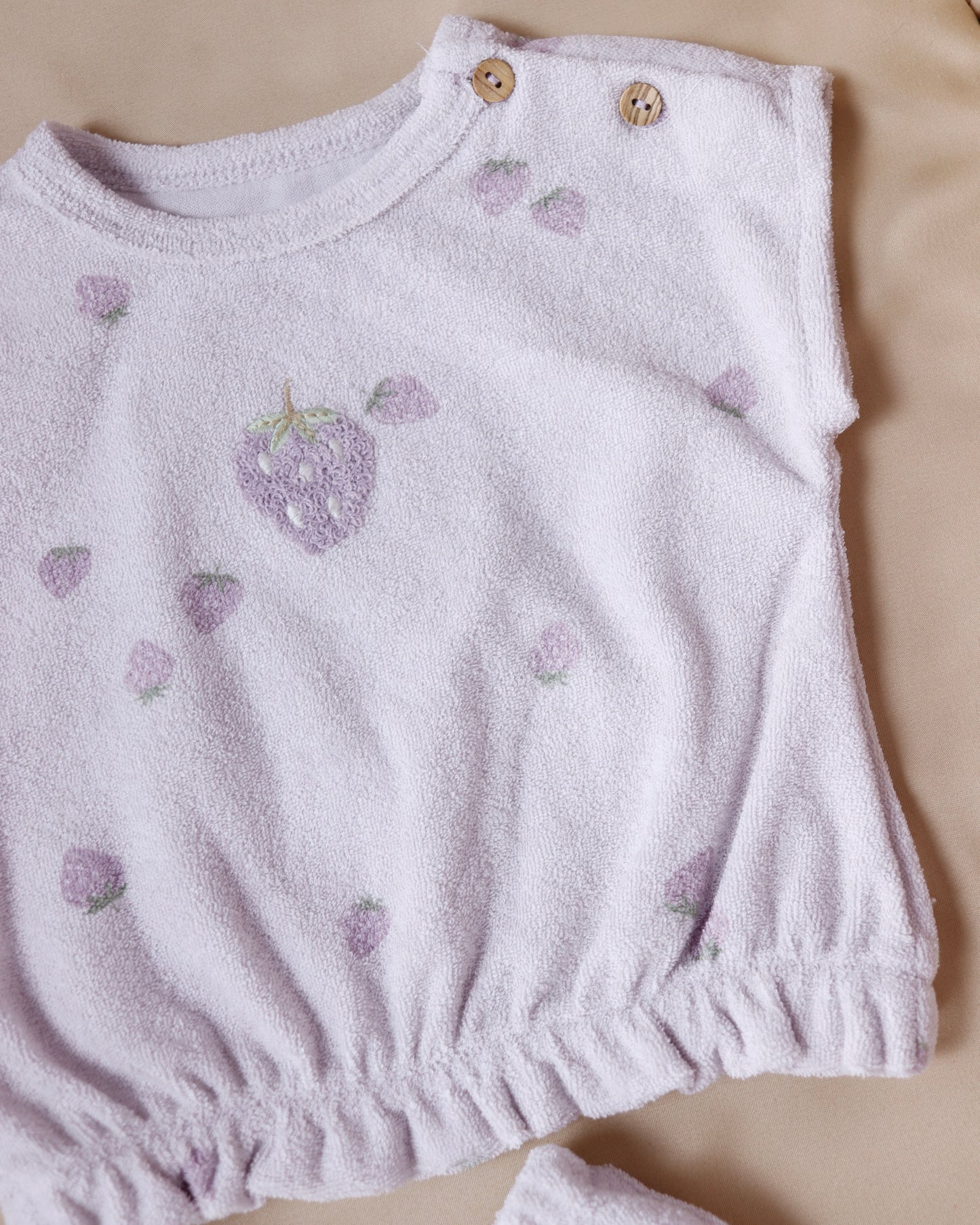 طقم صيفي برسمة الفراولة - النهدي🍓