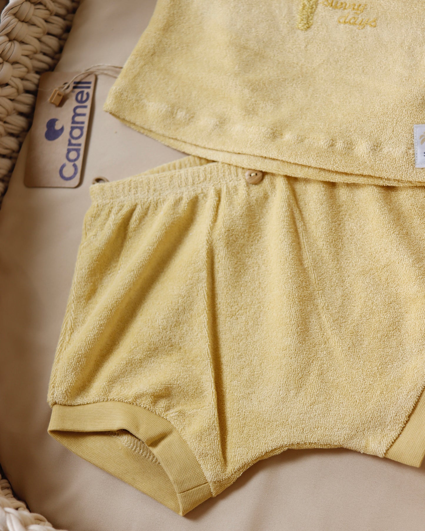 طقم صيفي برسمة النخيل باللون الاصفر🌴