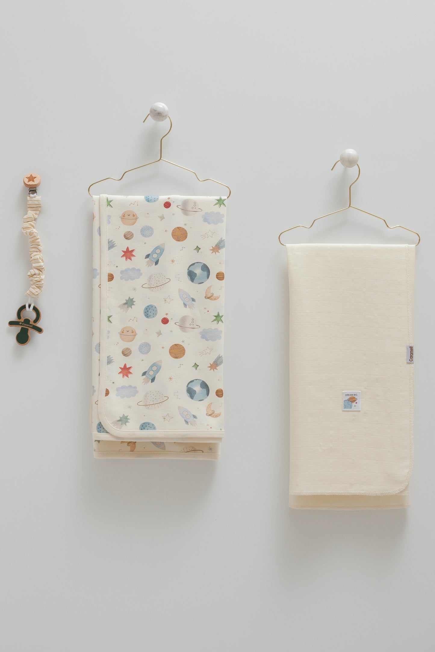 طقم كوفليتين قطن و موسيلين مع تعليقة لهاية🪐