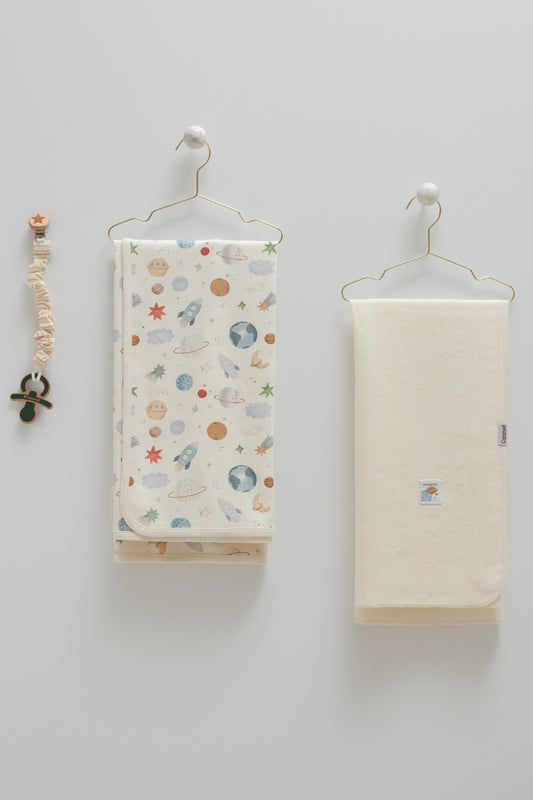 طقم كوفليتين قطن و موسيلين مع تعليقة لهاية🪐