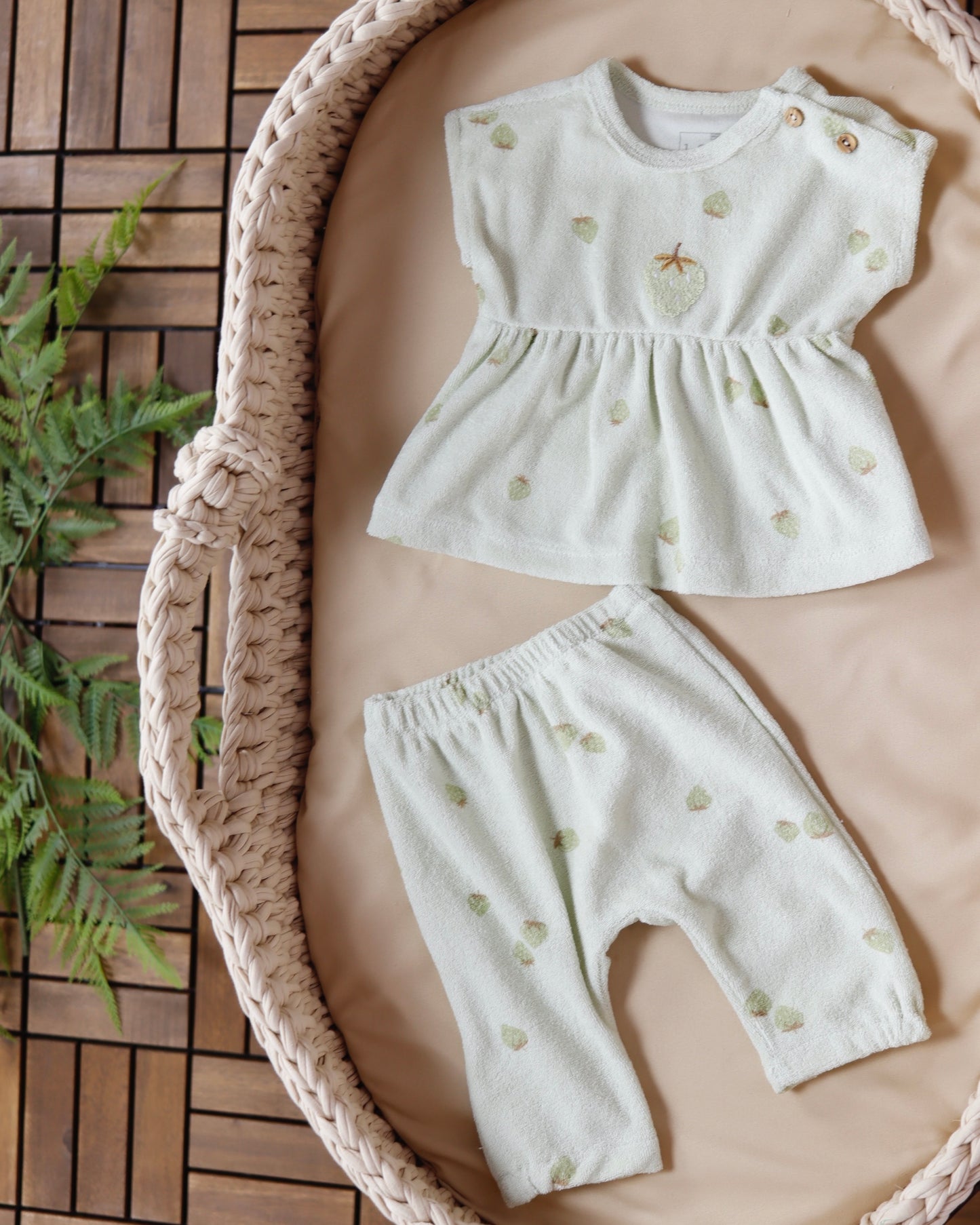 طقم صيفي برسمة الفراولة - الأخضر🍓