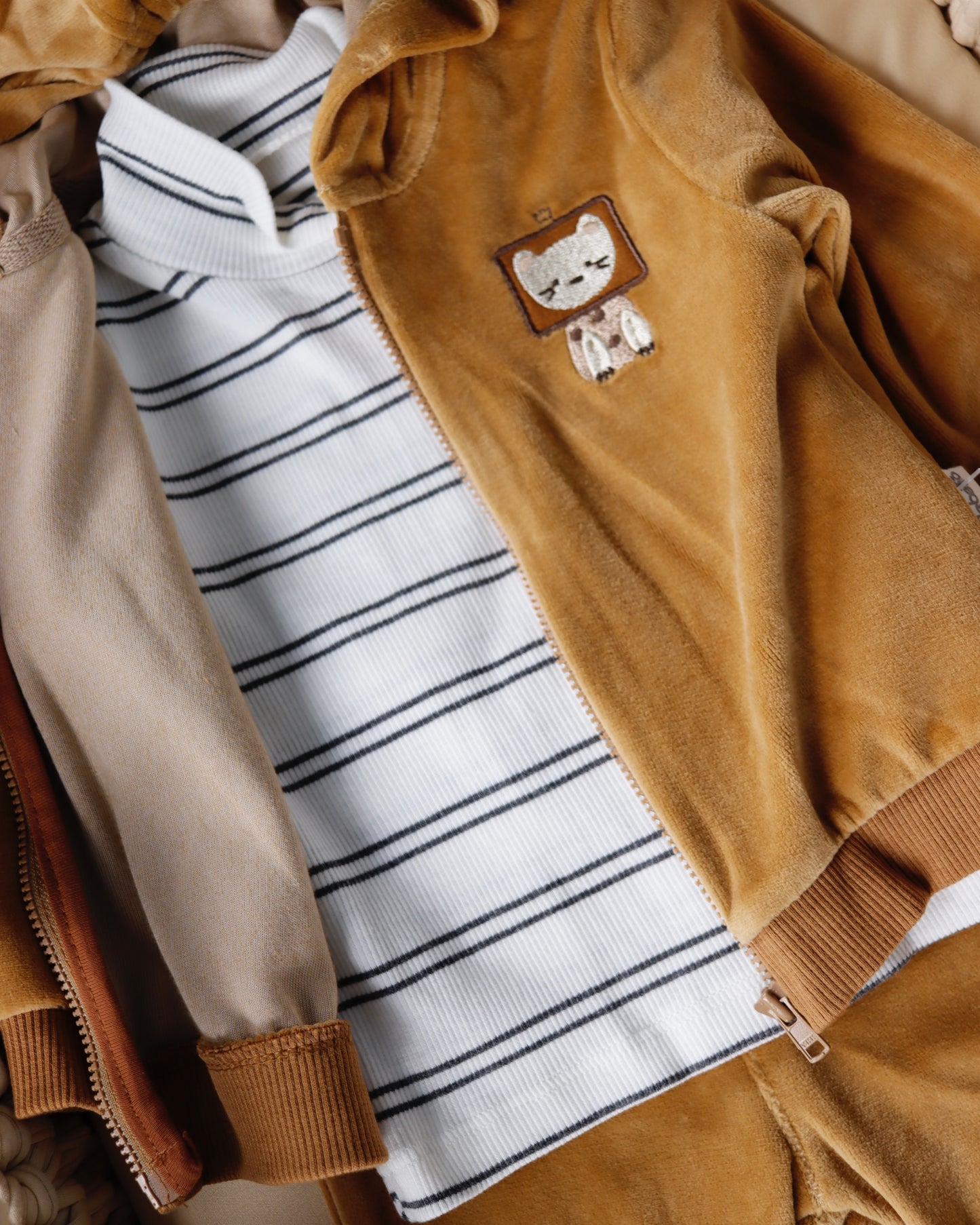 ⁨⁨⁨طقم بيبي مخمل ٣ قطع  ⁩⁩⁩