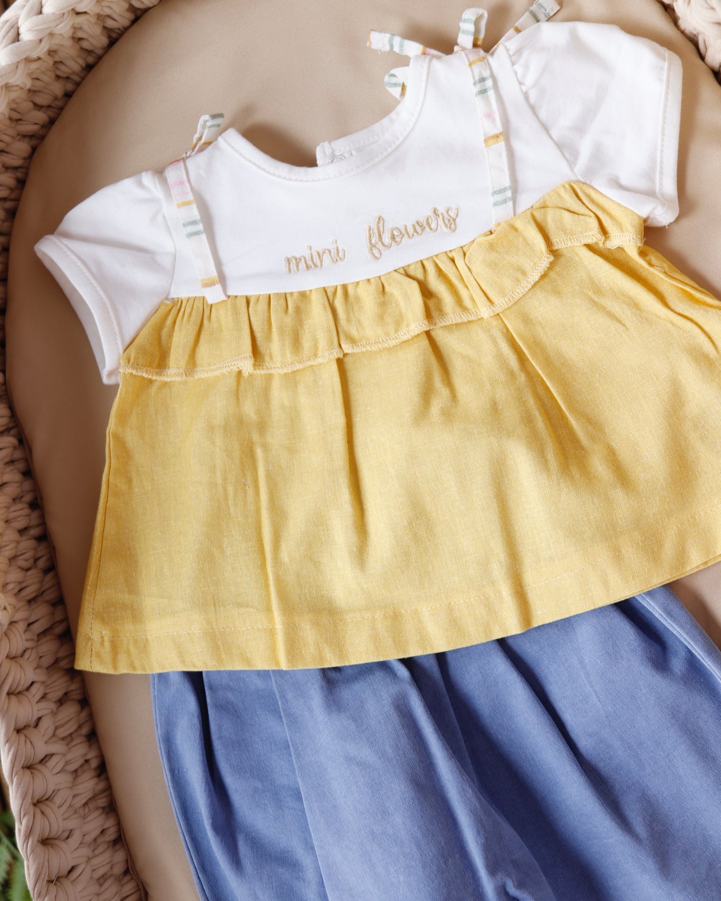 طقم قطعتين جينز خفيف💛