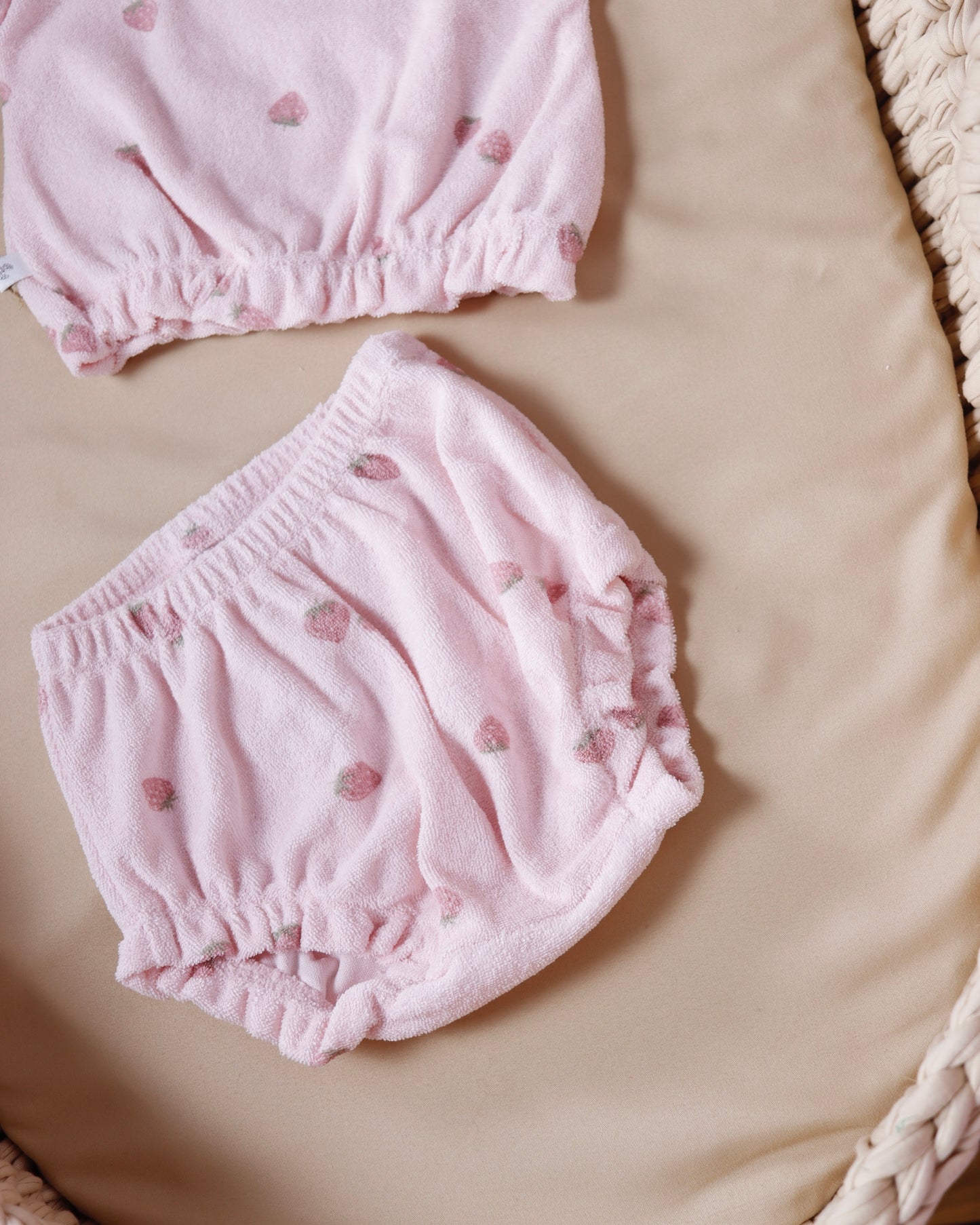 طقم صيفي برسمة الفراولة - الزهري🍓