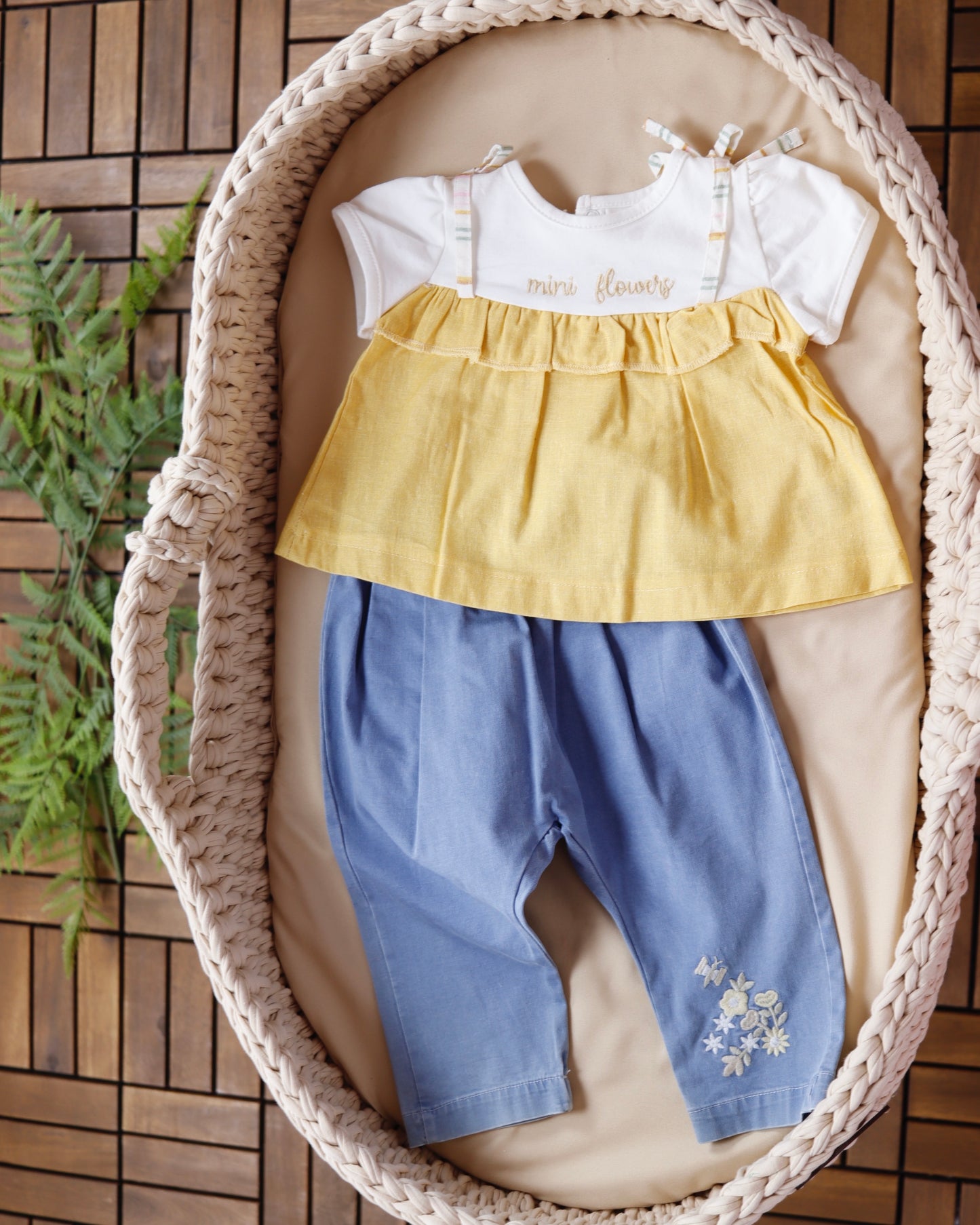 طقم قطعتين جينز خفيف💛