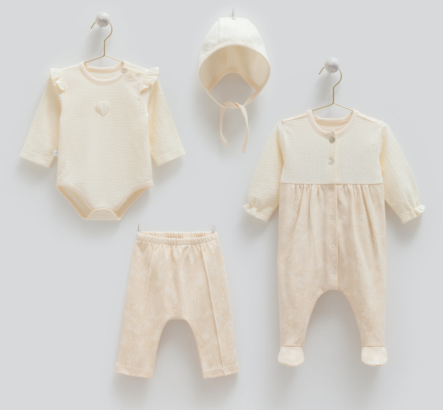 طقم بيبي ٤ قطع🪡قطن طبيعي ١٠٠٪ بيج