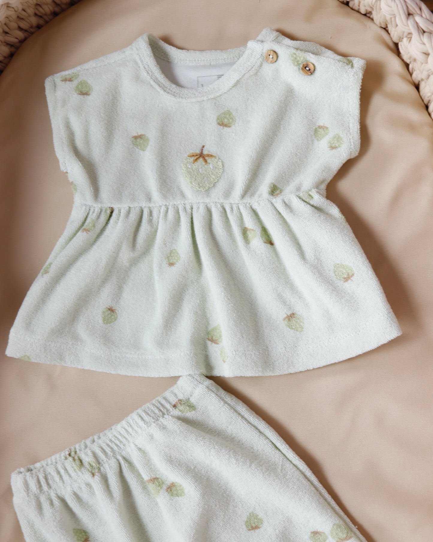 طقم صيفي برسمة الفراولة - الأخضر🍓