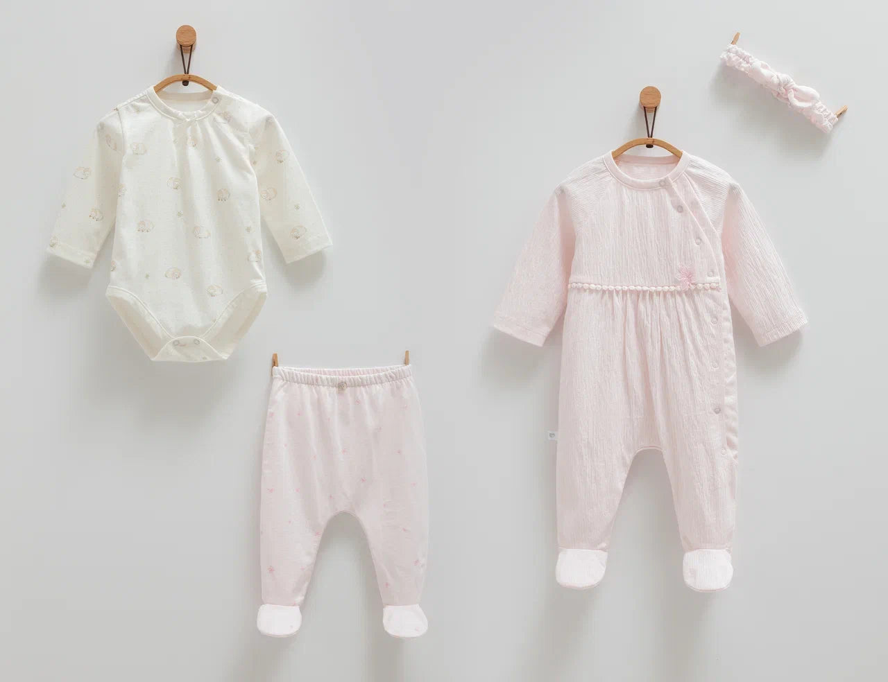 طقم بيبي قطن ١٠٠٪‏ ٤ قطع ١-٣ أشهر زهري