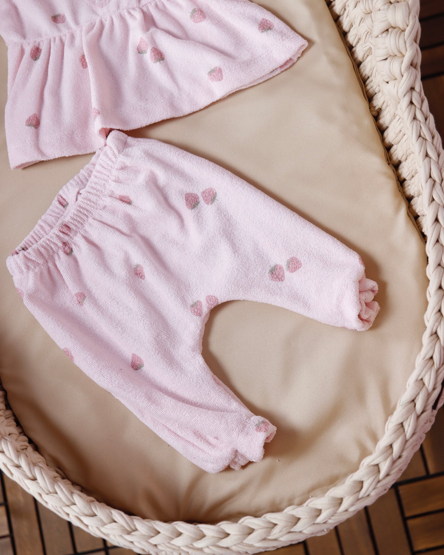 طقم صيفي برسمة الفراولة - الزهري🍓