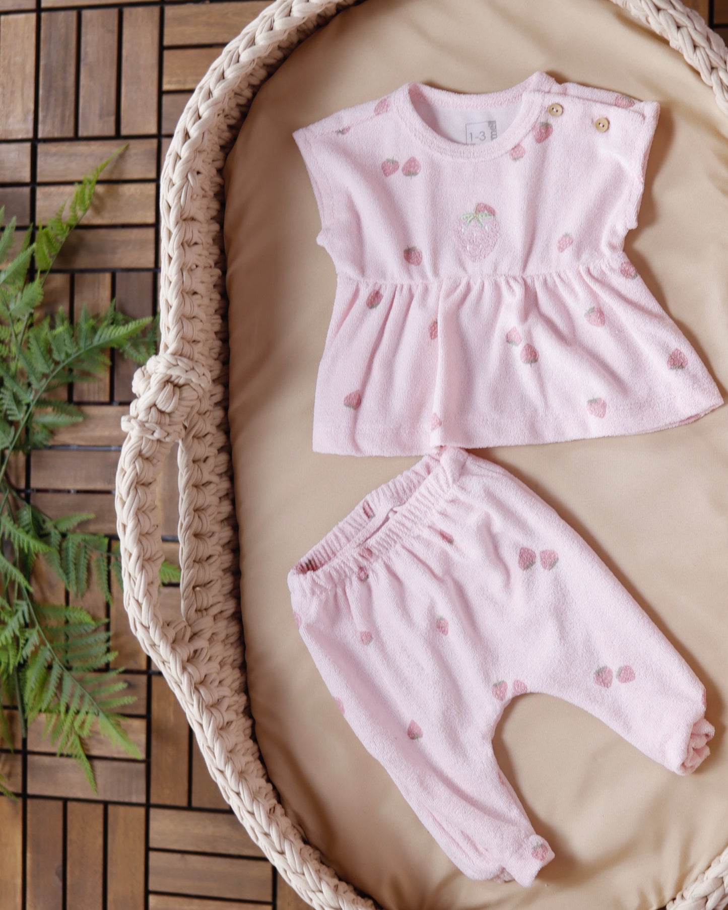 طقم صيفي برسمة الفراولة - الزهري🍓