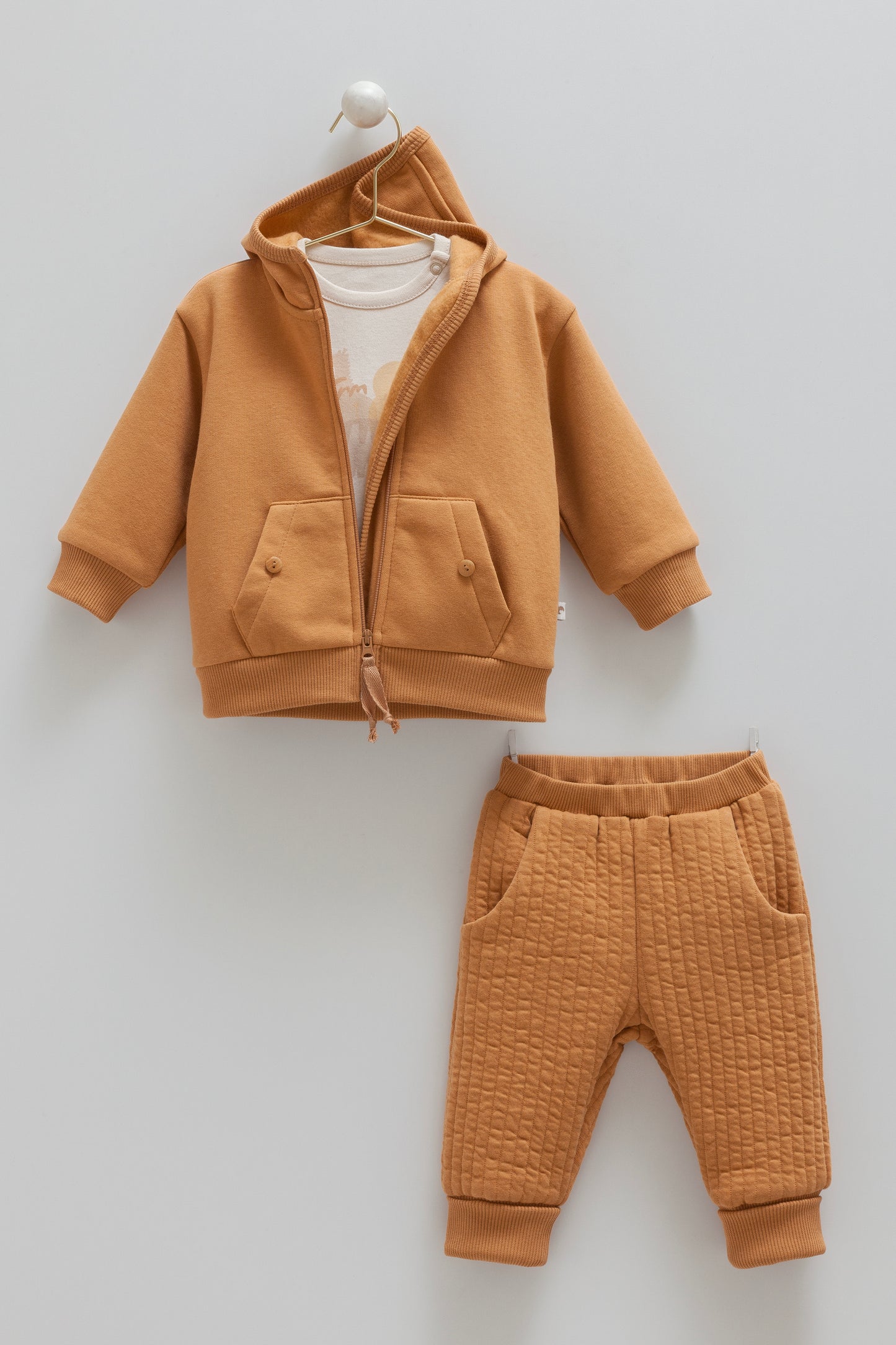 طقم بيبي قطن مبطن ٣ قطع ٣-٢٤ شهر❄️ عسلي