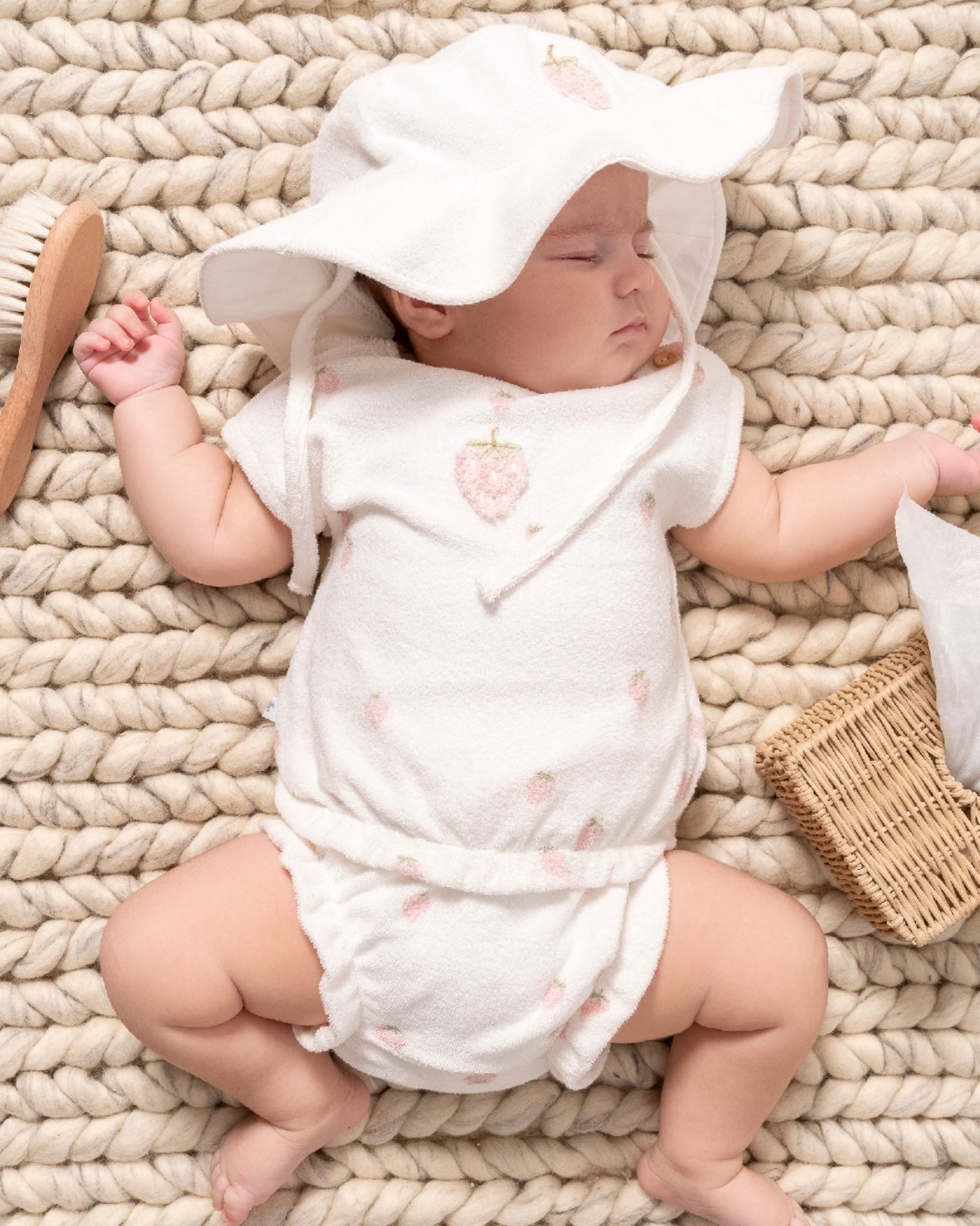 طقم صيفي برسمة الفراولة قطعتين - الأبيض🍓