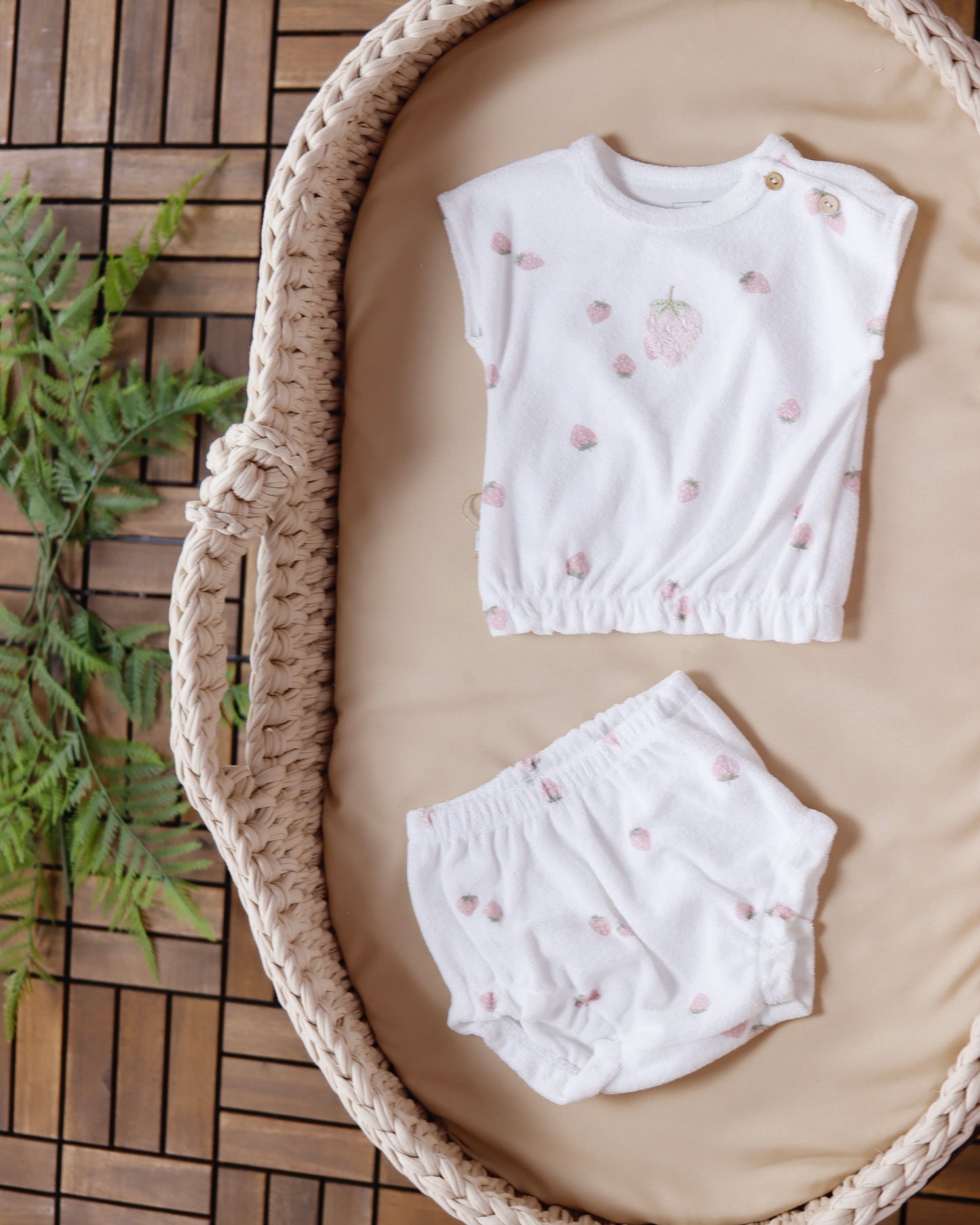 طقم صيفي برسمة الفراولة قطعتين - الأبيض🍓