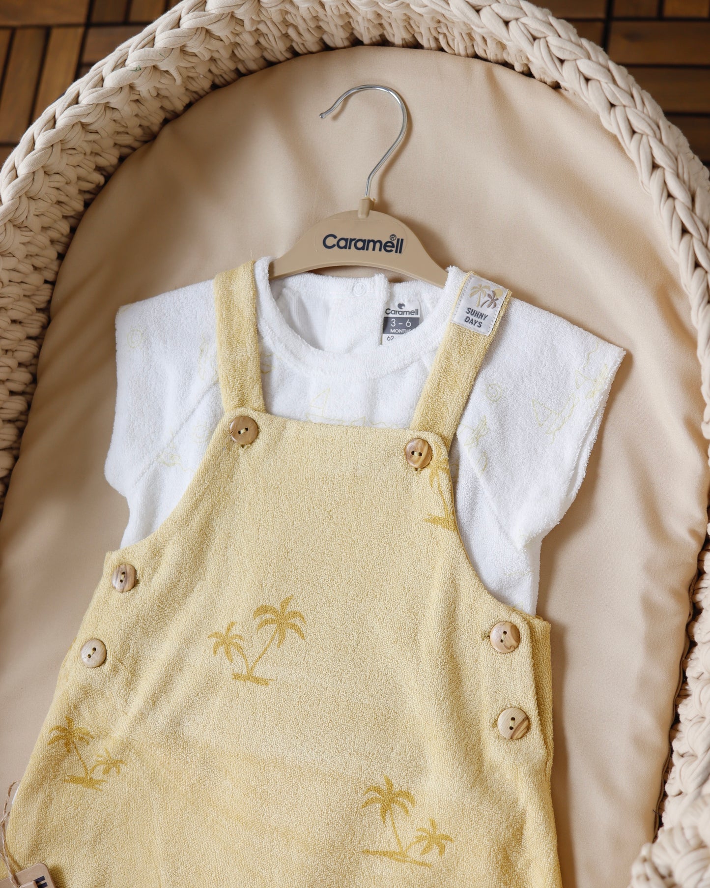 طقم أفرهول صيفي برسمة النخيل باللون اصفر 🌴