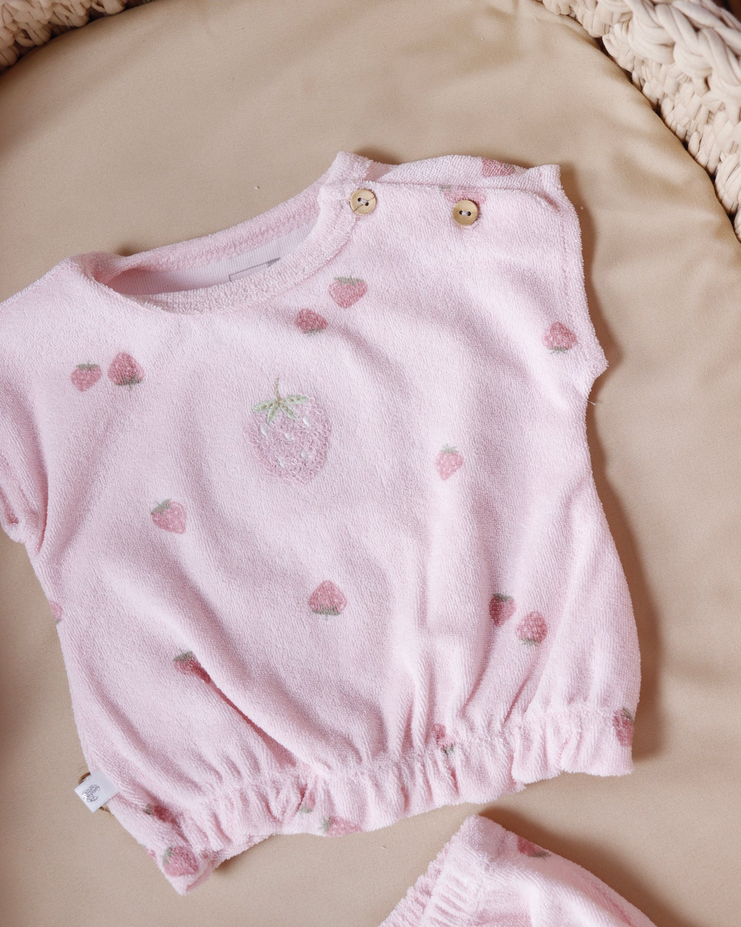 طقم صيفي برسمة الفراولة - الزهري🍓