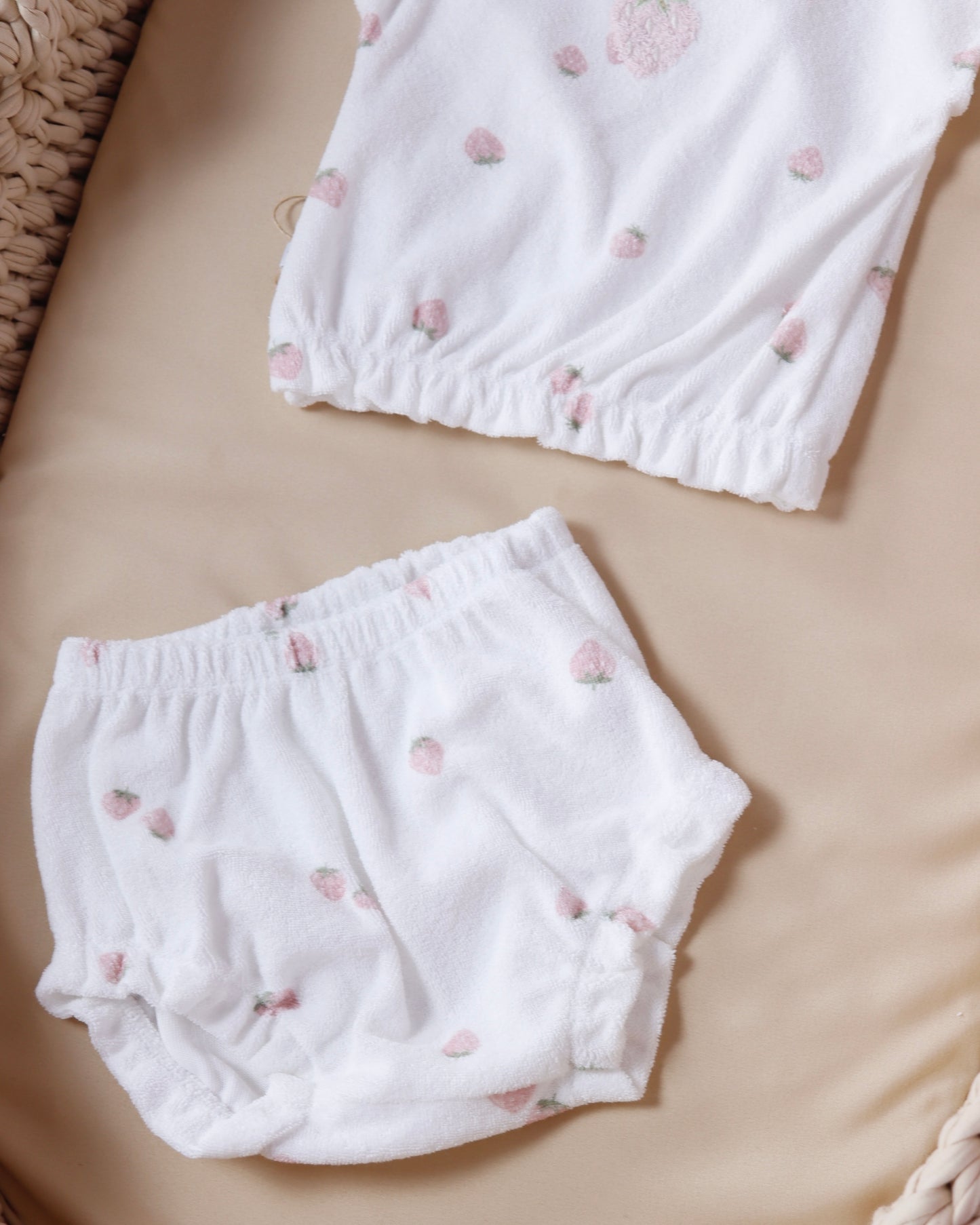 طقم صيفي برسمة الفراولة قطعتين - الأبيض🍓